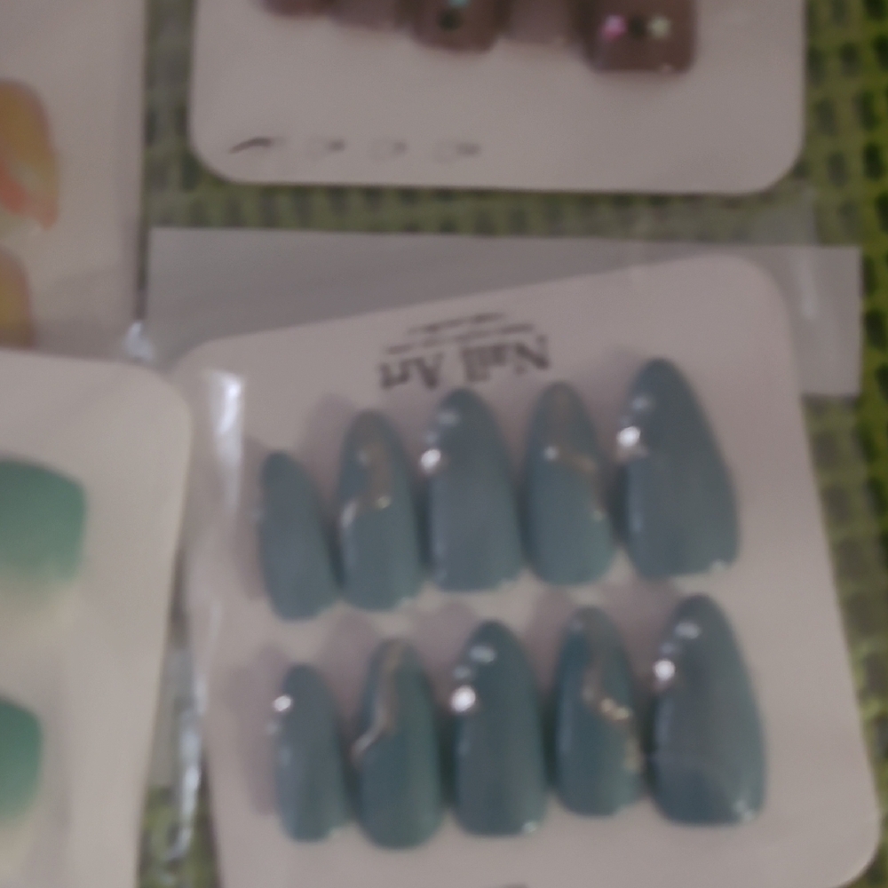 Colorful Press-On Nails Set - Picture 4 of 11